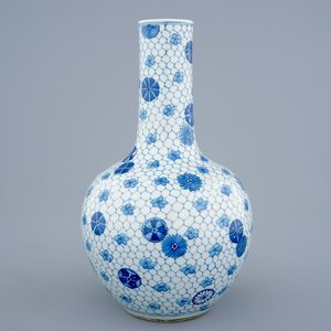 A Chinese blue and white tianqiuping bottle vase, 19th C. — 照片 1