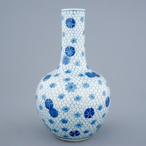 A Chinese blue and white tianqiuping bottle vase, 19th C. — 照片 2