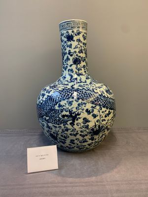 A Chinese blue and white 'tianqiuping' vase with dragon design, 20th C. — photo 1