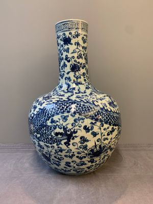 A Chinese blue and white 'tianqiuping' vase with dragon design, 20th C. — photo 2