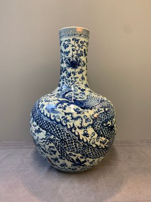 A Chinese blue and white 'tianqiuping' vase with dragon design, 20th C. — photo 3