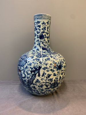 A Chinese blue and white 'tianqiuping' vase with dragon design, 20th C. — photo 4