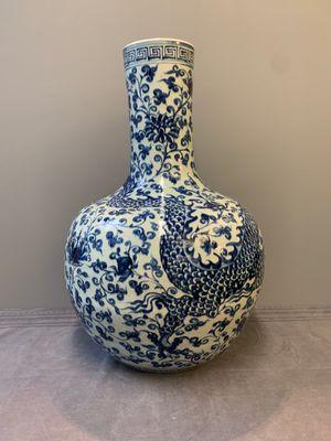 A Chinese blue and white 'tianqiuping' vase with dragon design, 20th C. — photo 5