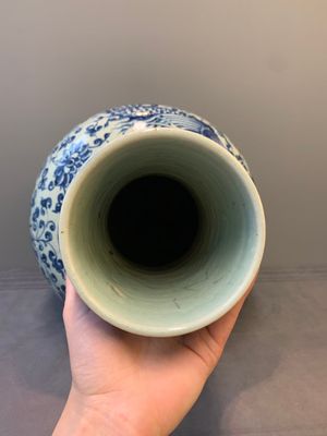 A Chinese blue and white 'tianqiuping' vase with dragon design, 20th C. — photo 6