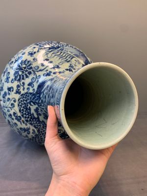 A Chinese blue and white 'tianqiuping' vase with dragon design, 20th C. — photo 7