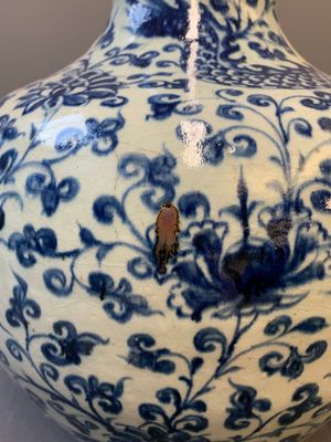 A Chinese blue and white 'tianqiuping' vase with dragon design, 20th C. — photo 9