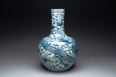 A Chinese blue and white 'tianqiuping' vase with dragon design, 20th C.