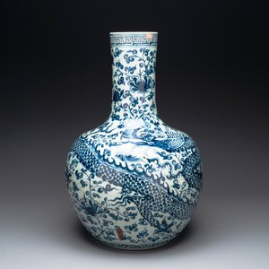 A Chinese blue and white 'tianqiuping' vase with dragon design, 20th C. — photo 1