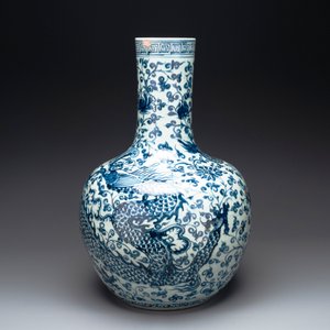 A Chinese blue and white 'tianqiuping' vase with dragon design, 20th C. — photo 2