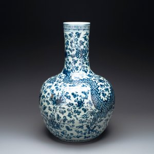 A Chinese blue and white 'tianqiuping' vase with dragon design, 20th C. — photo 3