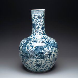 A Chinese blue and white 'tianqiuping' vase with dragon design, 20th C. — photo 4