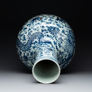 A Chinese blue and white 'tianqiuping' vase with dragon design, 20th C. — photo 5