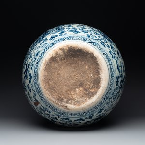 A Chinese blue and white 'tianqiuping' vase with dragon design, 20th C. — photo 6