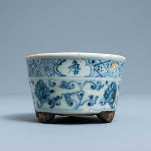 A Chinese blue and white tripod censer, Ming — 照片 1