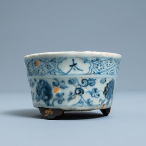 A Chinese blue and white tripod censer, Ming — 照片 4