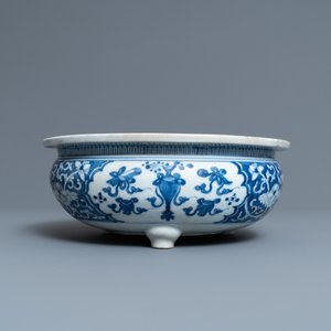 A Chinese blue and white tripod censer with antiquities, Kangxi — 照片 2