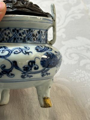 A Chinese blue and white tripod censer with floral design and a wooden cover, Ming — 照片 2