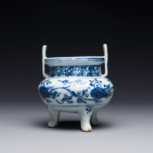 A Chinese blue and white tripod censer with floral design and a wooden cover, Ming — 照片 2