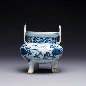 A Chinese blue and white tripod censer with floral design and a wooden cover, Ming — 照片 3
