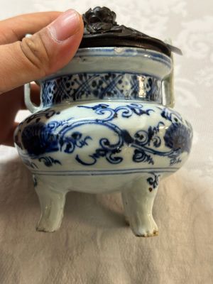 A Chinese blue and white tripod censer with floral design and a wooden cover, Ming — 照片 5