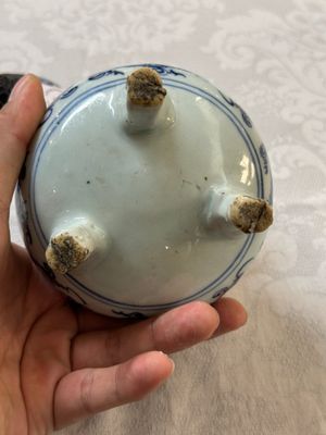 A Chinese blue and white tripod censer with floral design and a wooden cover, Ming — 照片 7