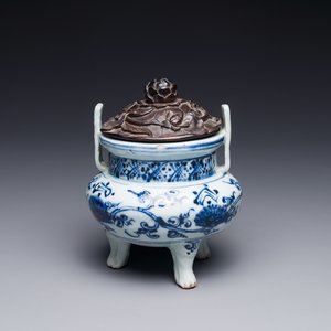 A Chinese blue and white tripod censer with floral design and a wooden cover, Ming — 照片 1