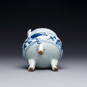 A Chinese blue and white tripod censer with floral design and a wooden cover, Ming — 照片 4