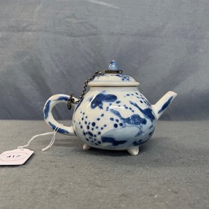 A Chinese blue and white tripod teapot with figures in a landscape, Kangxi — 照片 13