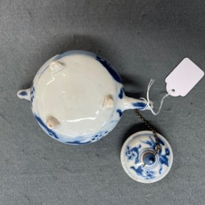 A Chinese blue and white tripod teapot with figures in a landscape, Kangxi — 照片 17