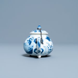 A Chinese blue and white tripod teapot with figures in a landscape, Kangxi — 照片 3
