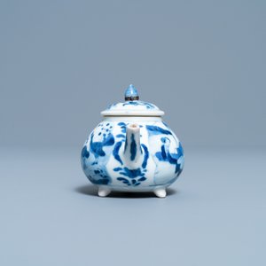 A Chinese blue and white tripod teapot with figures in a landscape, Kangxi — 照片 5