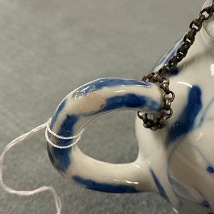 A Chinese blue and white tripod teapot with figures in a landscape, Kangxi — 照片 8
