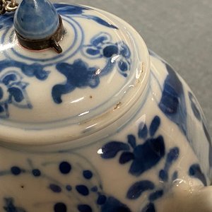 A Chinese blue and white tripod teapot with figures in a landscape, Kangxi — 照片 10