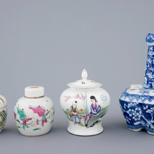 A Chinese blue and white tulip vase and 3 small famille rose covered jars, 19th C. — photo 1