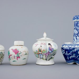A Chinese blue and white tulip vase and 3 small famille rose covered jars, 19th C. — photo 2