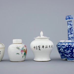 A Chinese blue and white tulip vase and 3 small famille rose covered jars, 19th C. — photo 4
