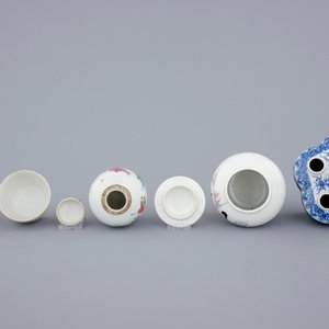 A Chinese blue and white tulip vase and 3 small famille rose covered jars, 19th C. — photo 6