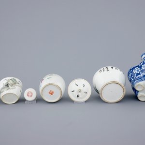 A Chinese blue and white tulip vase and 3 small famille rose covered jars, 19th C. — photo 7