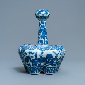 A Chinese blue and white tulip vase with antiquities, 19th C — 照片 3