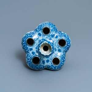 A Chinese blue and white tulip vase with antiquities, 19th C — 照片 6