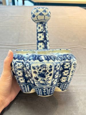 A Chinese blue and white tulip vase with floral design, 19th C. — photo 1