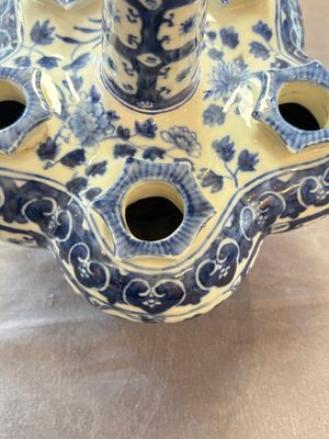 A Chinese blue and white tulip vase with floral design, 19th C. — photo 11