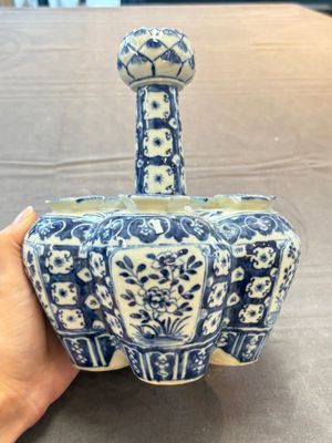 A Chinese blue and white tulip vase with floral design, 19th C. — photo 2