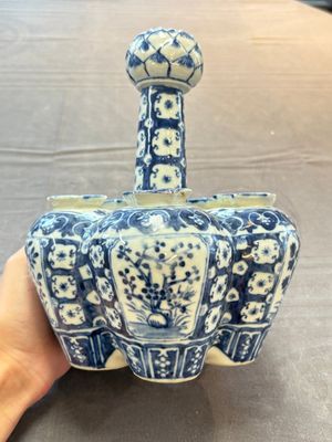 A Chinese blue and white tulip vase with floral design, 19th C. — photo 3
