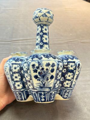 A Chinese blue and white tulip vase with floral design, 19th C. — photo 4