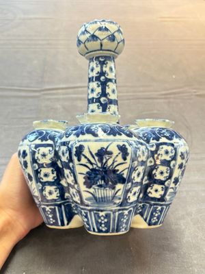 A Chinese blue and white tulip vase with floral design, 19th C. — photo 5