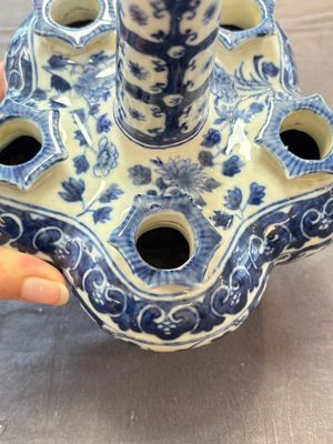 A Chinese blue and white tulip vase with floral design, 19th C. — photo 7