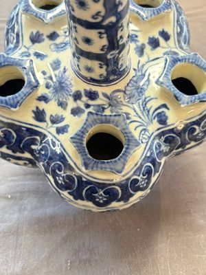 A Chinese blue and white tulip vase with floral design, 19th C. — photo 8