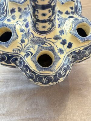 A Chinese blue and white tulip vase with floral design, 19th C. — photo 9
