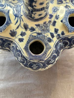 A Chinese blue and white tulip vase with floral design, 19th C. — photo 10